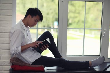 Asya genç adam öğrenci 