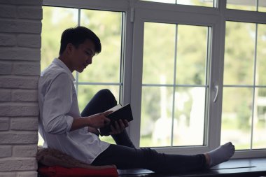 Asya genç adam öğrenci 