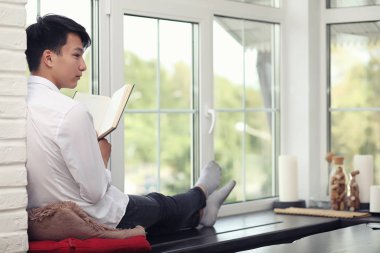 Asya genç adam öğrenci 