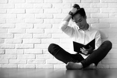 Asyalı öğrenci kitapları ile