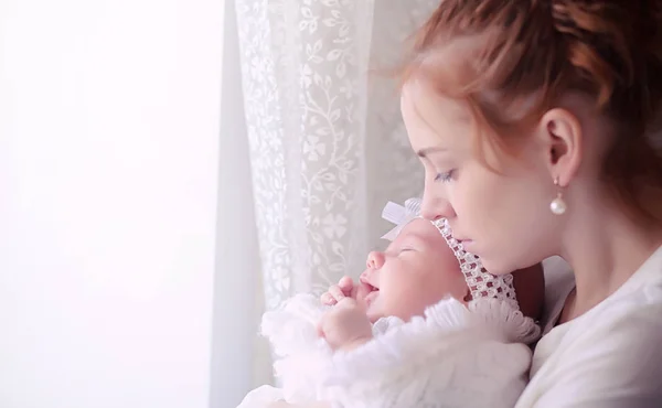 Mamá Con Bebé Recién Nacido Sus Brazos Chica Sostiene Bebé —  Fotos de Stock