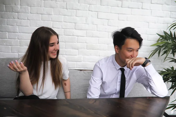 Un paio di giovani che parlano in ufficio — Foto Stock