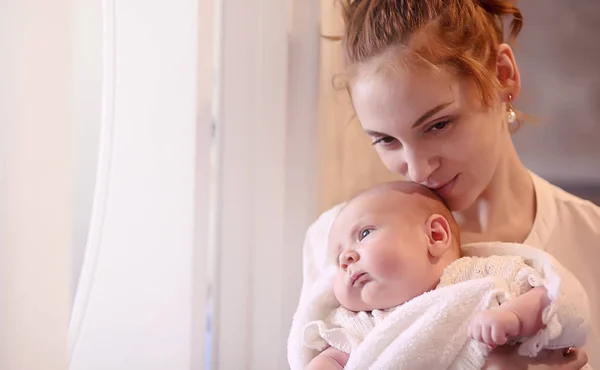 Mom with a newborn baby in her arms. The girl is holding a baby — Stock Photo, Image