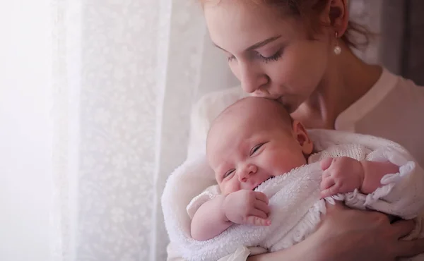 Maman avec un nouveau-né dans les bras. La fille tient un bébé. — Photo