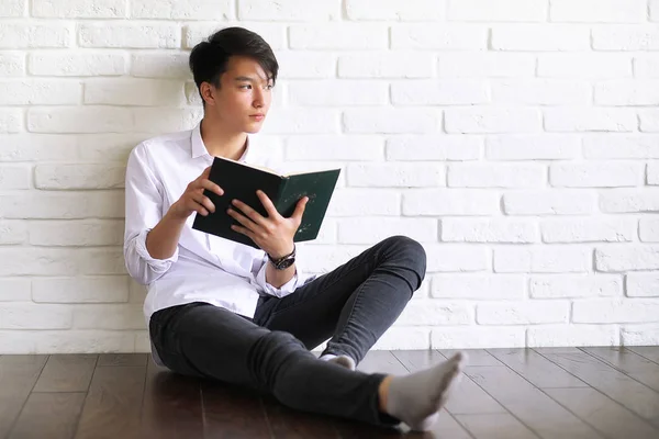 Ázsiai fiatal férfi hallgató-könyveket — Stock Fotó
