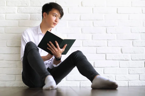 Asiático jovem estudante com livros — Fotografia de Stock