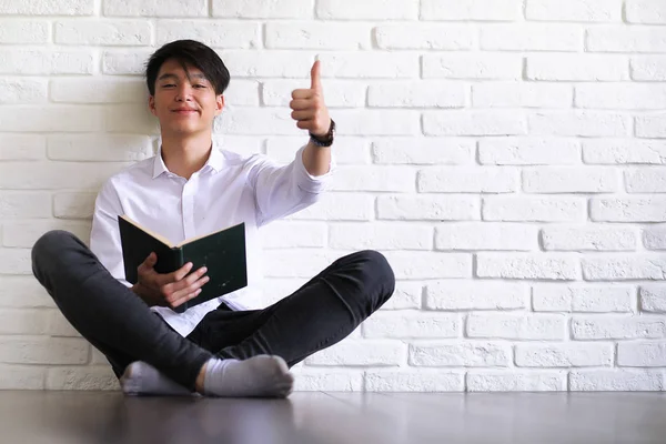 Aziatische jongeman student met boeken — Stockfoto