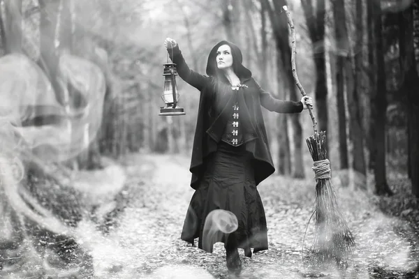 Женщина в костюме ведьмы в густом лесу — стоковое фото