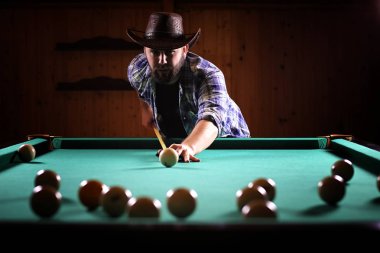 Bir sakallı bir adam büyük bir bilardo oynuyor. 12 metrelik havuz partisi