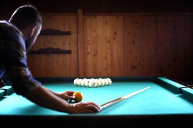 Bir sakallı bir adam büyük bir bilardo oynuyor. 12 metrelik havuz partisi