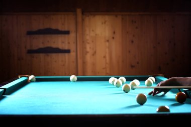 Bir sakallı bir adam büyük bir bilardo oynuyor. 12 metrelik havuz partisi