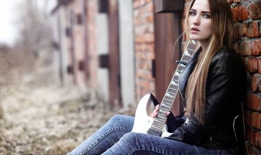 Güzel genç kız rocker elektro gitar ile. Bir rock musicia