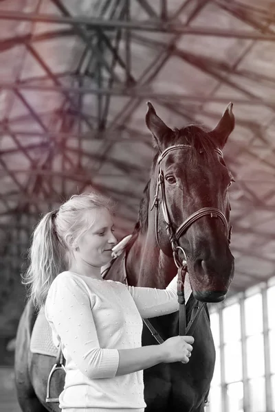 Jongeren op een paardentraining in houten arena — Stockfoto