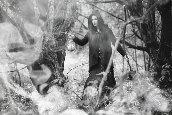 Γυναίκα σε ένα κοστούμι μάγισσα μέσα σε πυκνό δάσος — Φωτογραφία Αρχείου