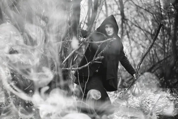 Mujer con traje de bruja en un bosque denso — Foto de Stock