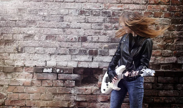 Schöne junge Rockerin mit E-Gitarre. eine Rockmusik — Stockfoto