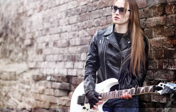 Schöne junge Rockerin mit E-Gitarre. eine Rockmusik — Stockfoto