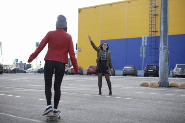 Genç hippi kız bir kaykay sürme. Kızlar kız f