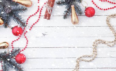 Yeni yıl arka plan. Ahşap bir masa Ladin dallarda. Orname