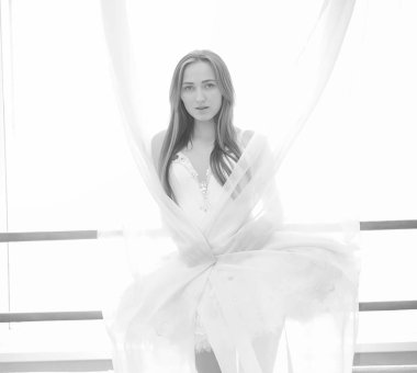 Genç balet bir ısınma üzerinde. Balerin için hazırlanıyor 