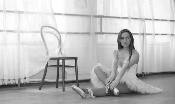 Giovane ballerina di balletto su un riscaldamento. La ballerina si prepara a — Foto Stock