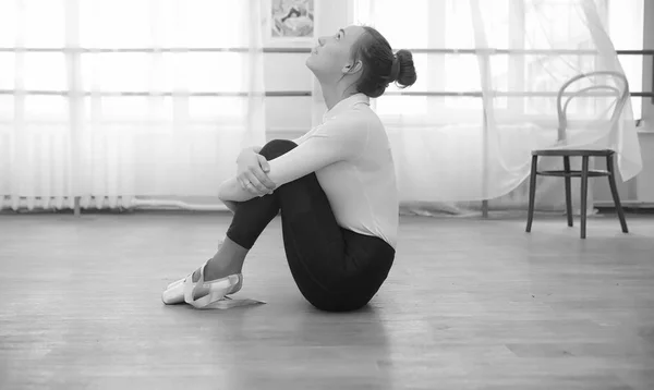 Jovem dançarina de balé em um aquecimento. A bailarina está se preparando para — Fotografia de Stock