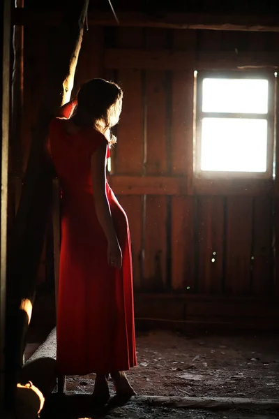 Silueta de una hermosa chica en un vestido rojo — Foto de Stock