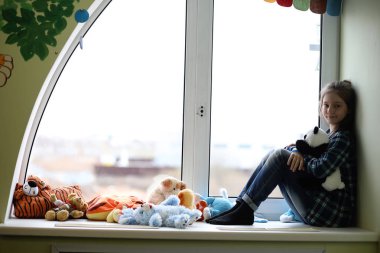 Bir çocuk eğleniyor ve bir çocuk partide oynarken