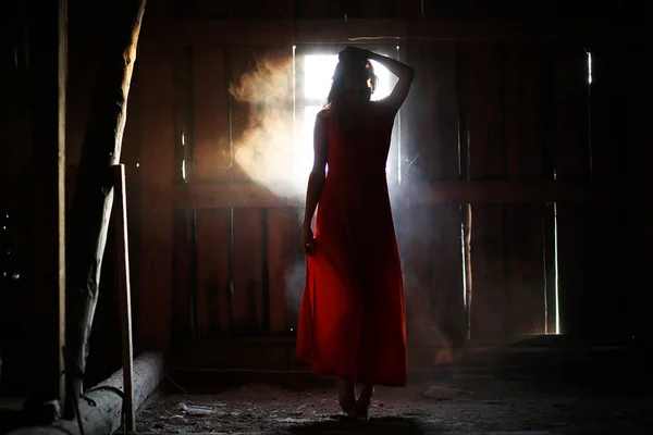 Sylwetka piękna dziewczyna w czerwonej sukience — Zdjęcie stockowe