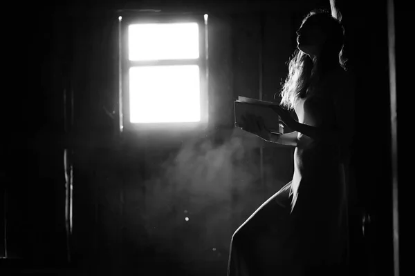 Sziluettjét a lány fekete-fehér fénykép — Stock Fotó