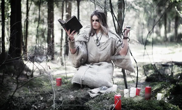 Magicien de fées. Un sorcier avec une sphère de verre, un sort magique — Photo