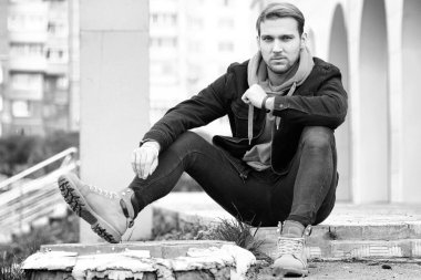 Genç sakallı adam açık