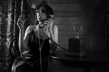 Güzel 1930'larda kız tek renkli dumanlar