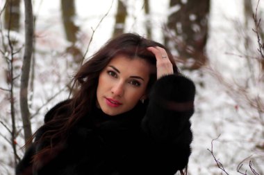 Bir kış parkta genç kadın yürümek