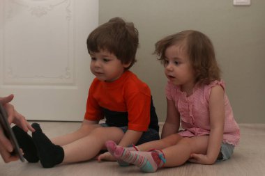 Bir katta bir odada oynayan genç çocuk