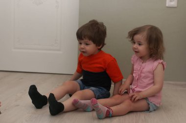 Bir katta bir odada oynayan genç çocuk