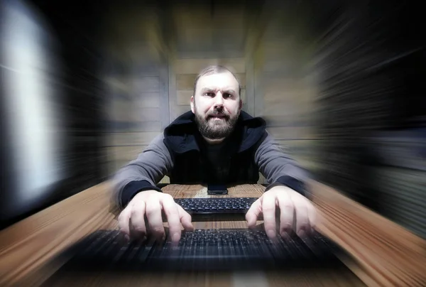 Kapüşonlu hacker oturur ve İnşaat — Stok fotoğraf