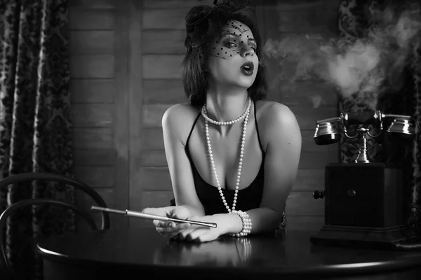 Linda garota dos anos 1930 fuma monocromático — Fotografia de Stock