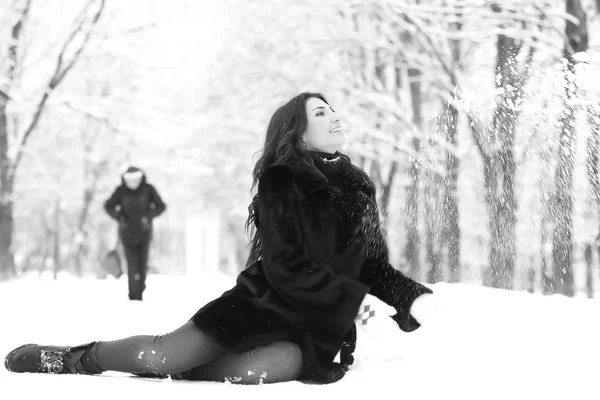 Una giovane donna cammina in inverno — Foto Stock