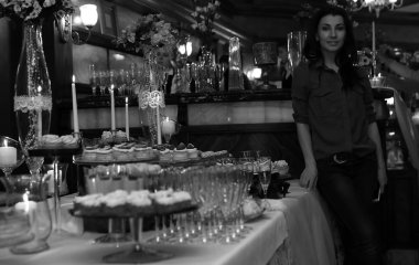 tatlılar ve arka karşı tatlı aperatifler çeşitli içeren tablo