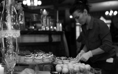 tatlılar ve arka karşı tatlı aperatifler çeşitli içeren tablo