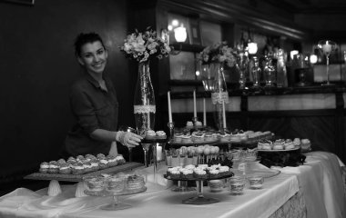 tatlılar ve arka karşı tatlı aperatifler çeşitli içeren tablo