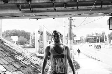 sakallı bir genç adam