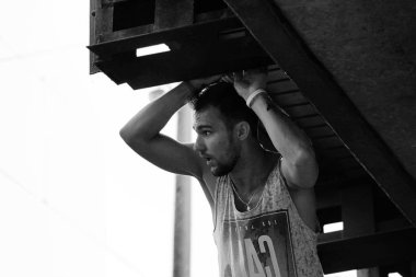 sakallı bir genç adam