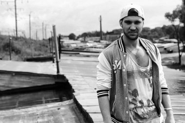 sakallı bir genç adam