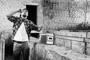 sakallı bir genç adam