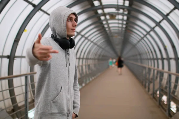 Seorang pemuda dengan hoodie hip-hop — Stok Foto