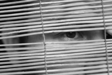 Ahşap jaluzi adam görünüyor