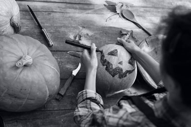 Kafası kabaktan oyulmuş.