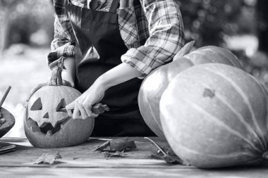 Kafası kabaktan oyulmuş.